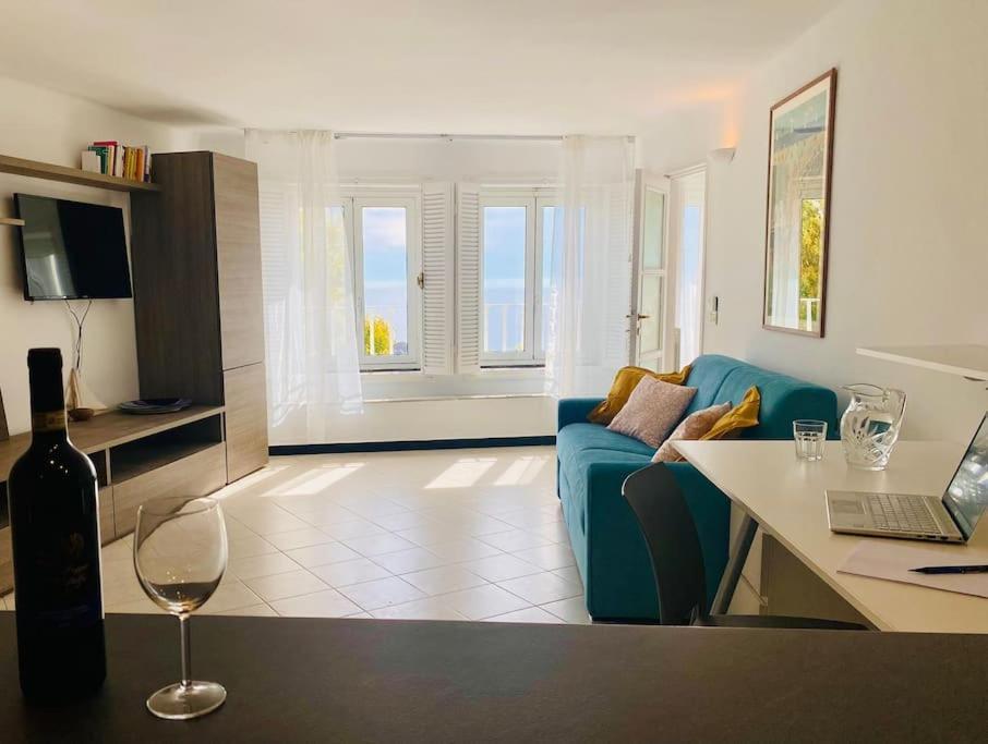 Beautiful Flat With Terrace And Sea View - Free Parking Apartment
