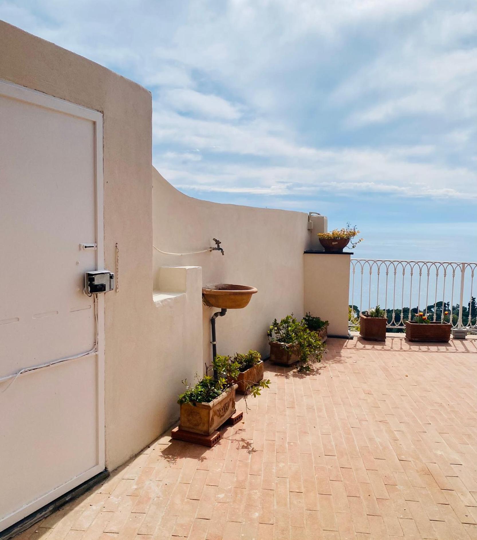 Beautiful Flat With Terrace And Sea View - Free Parking *